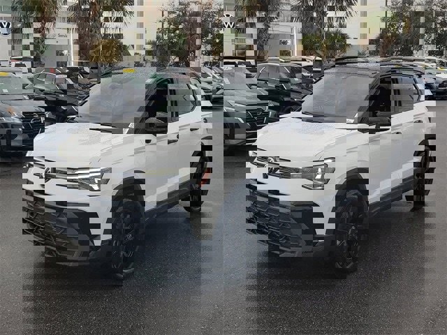 Certified 2025 Volkswagen Taos SE image 2