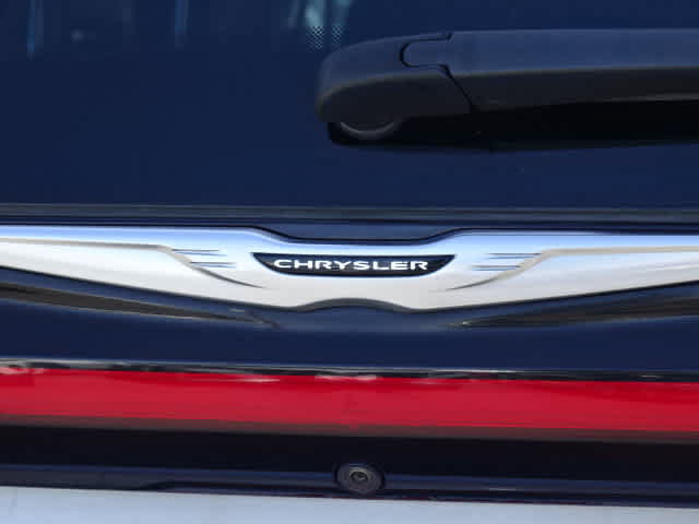 Used 2023 Chrysler Pacifica Touring-L FWD image 9