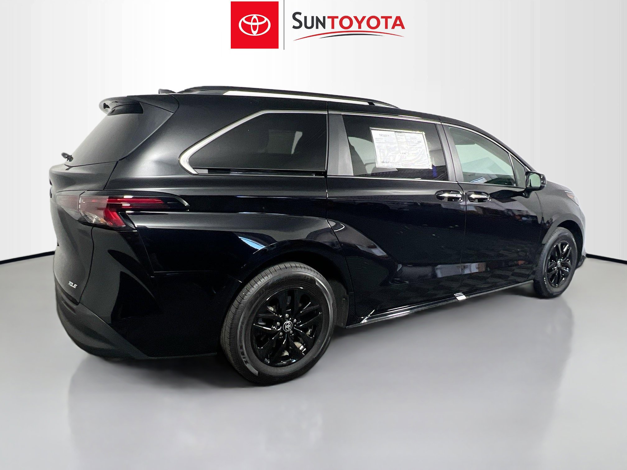 Used 2026 Toyota Sienna XLE FWD image 4
