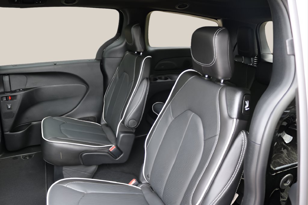 New 2027 Chrysler Pacifica Limited FWD image 16