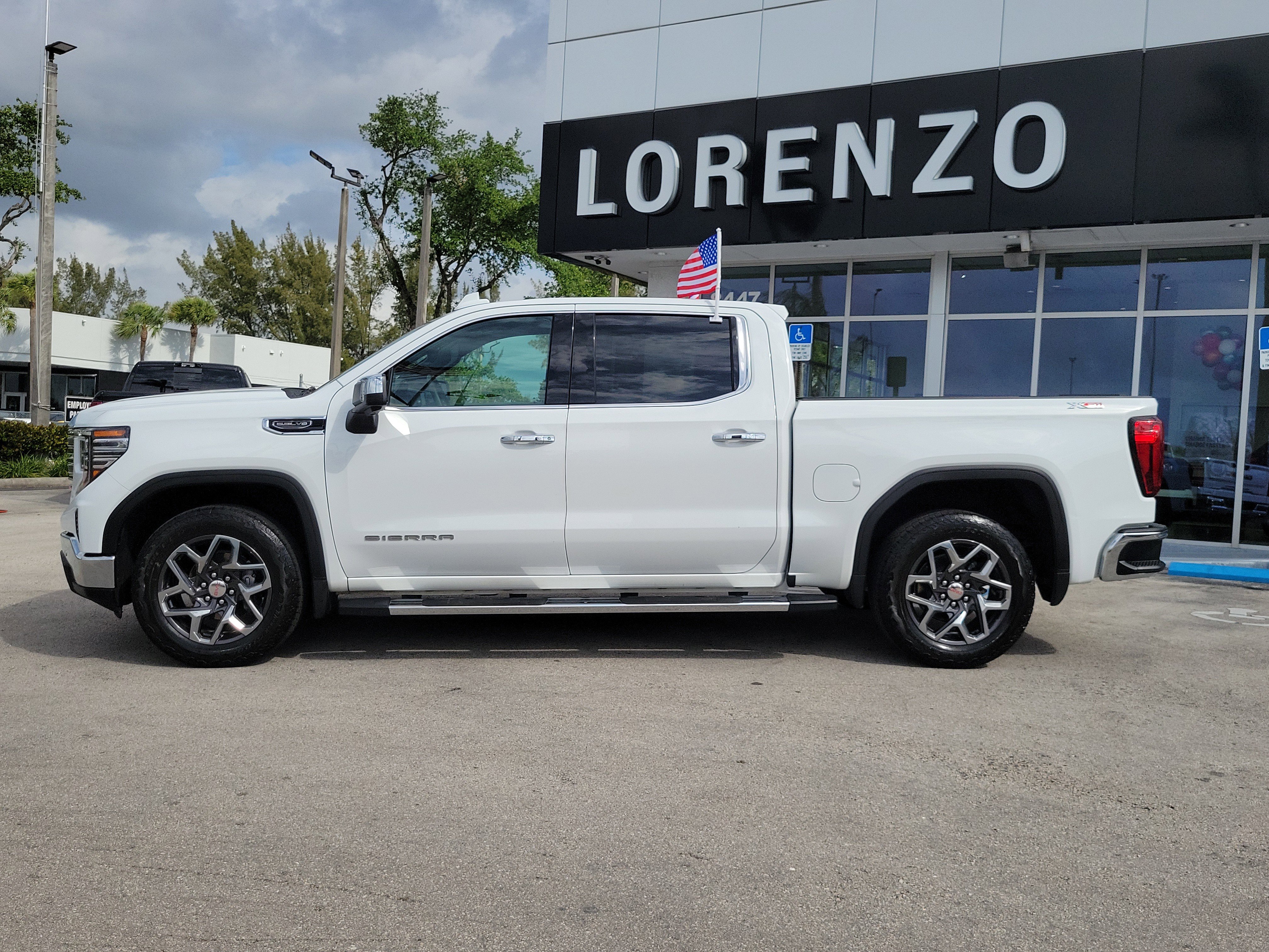 Used 2024 GMC Sierra 1500 SLT w/ SLT Premium Plus Package AWD/4WD image 8