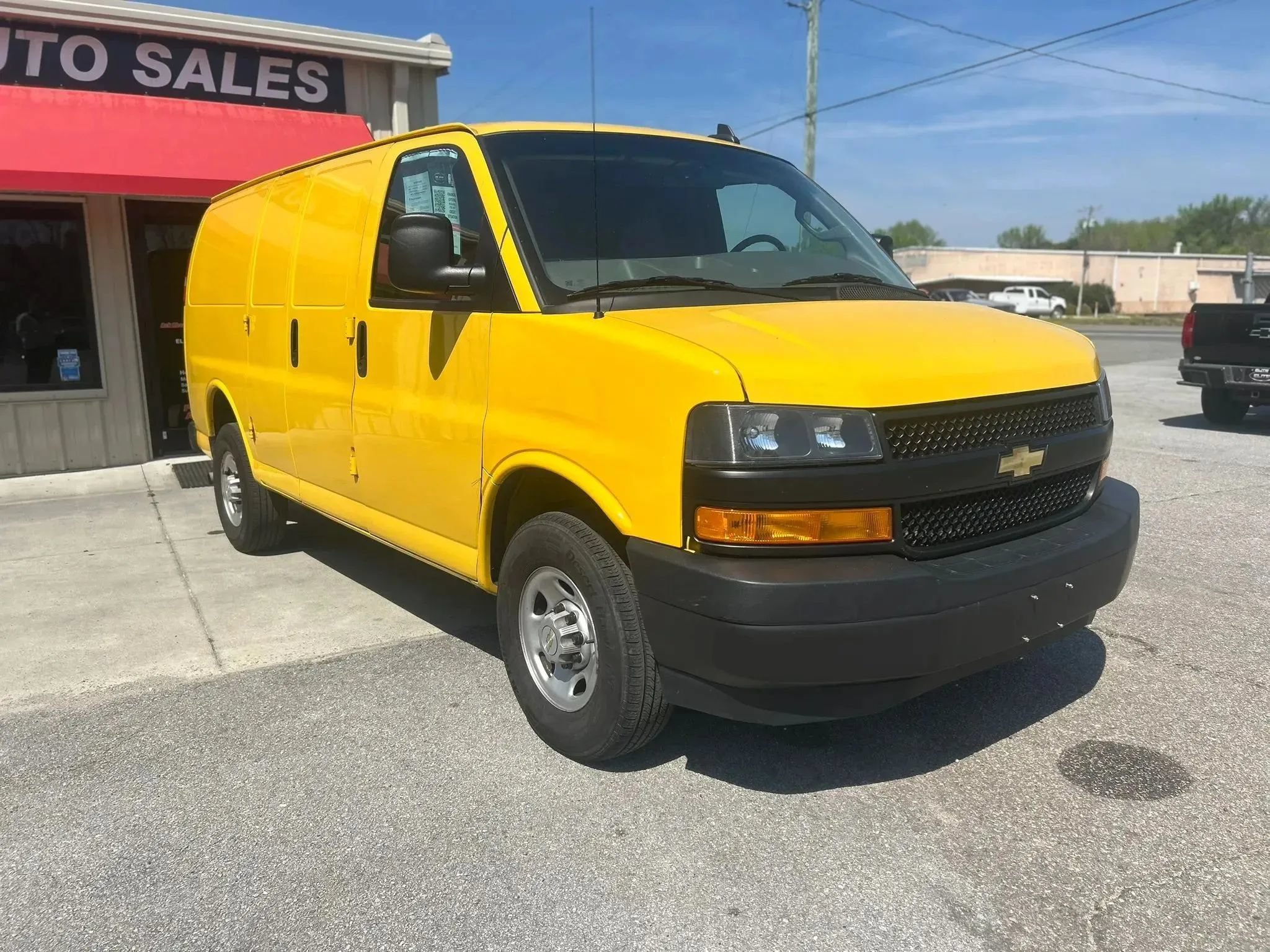 Used 2023 Chevrolet Express 2500 RWD image 4