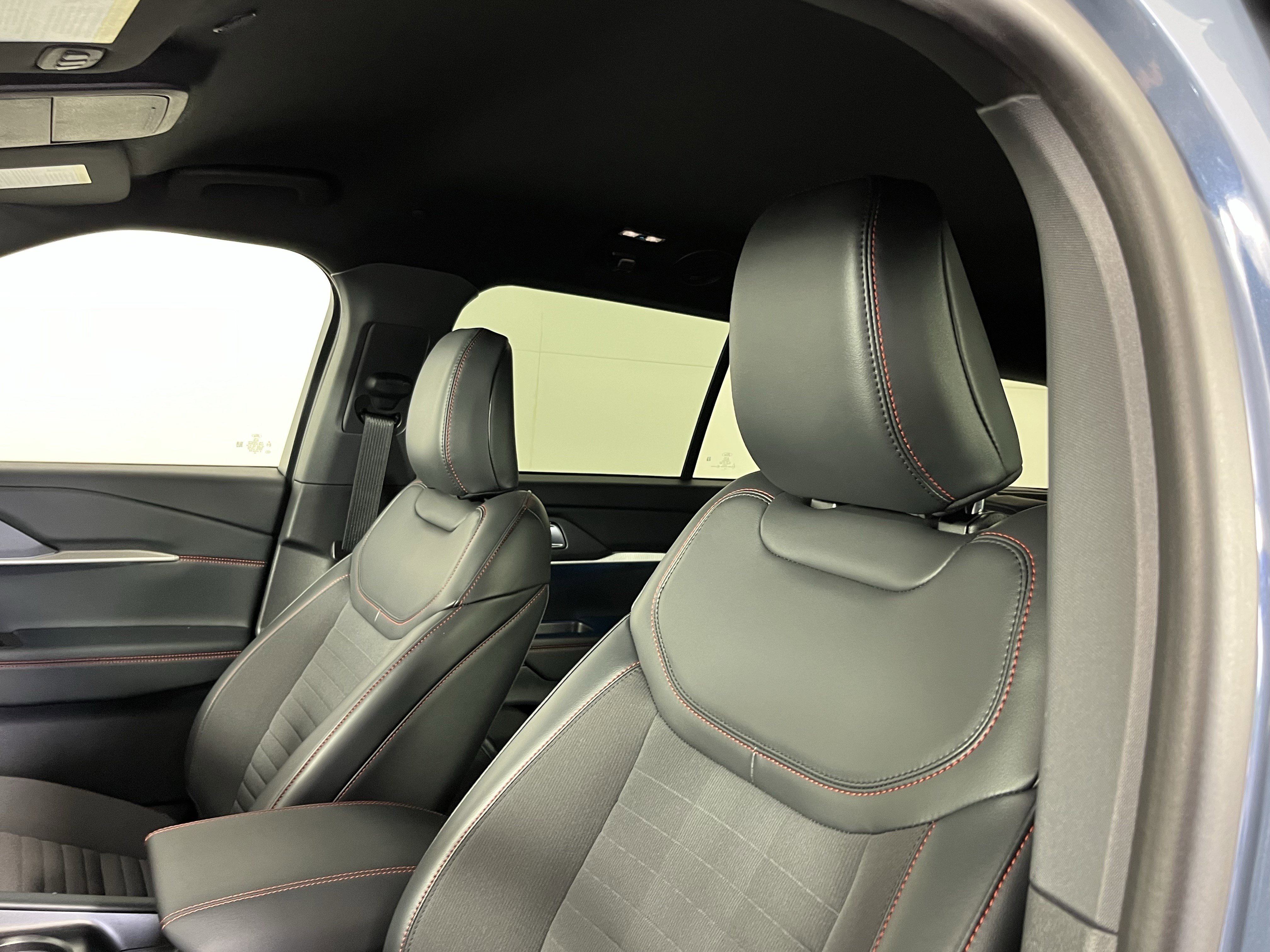 Used 2025 Ford Explorer ST-Line w/ Premium Package image 17