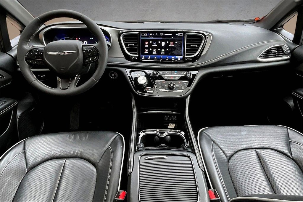 Used 2022 Chrysler Pacifica Limited w/ Uconnect Theater Family Group image 7
