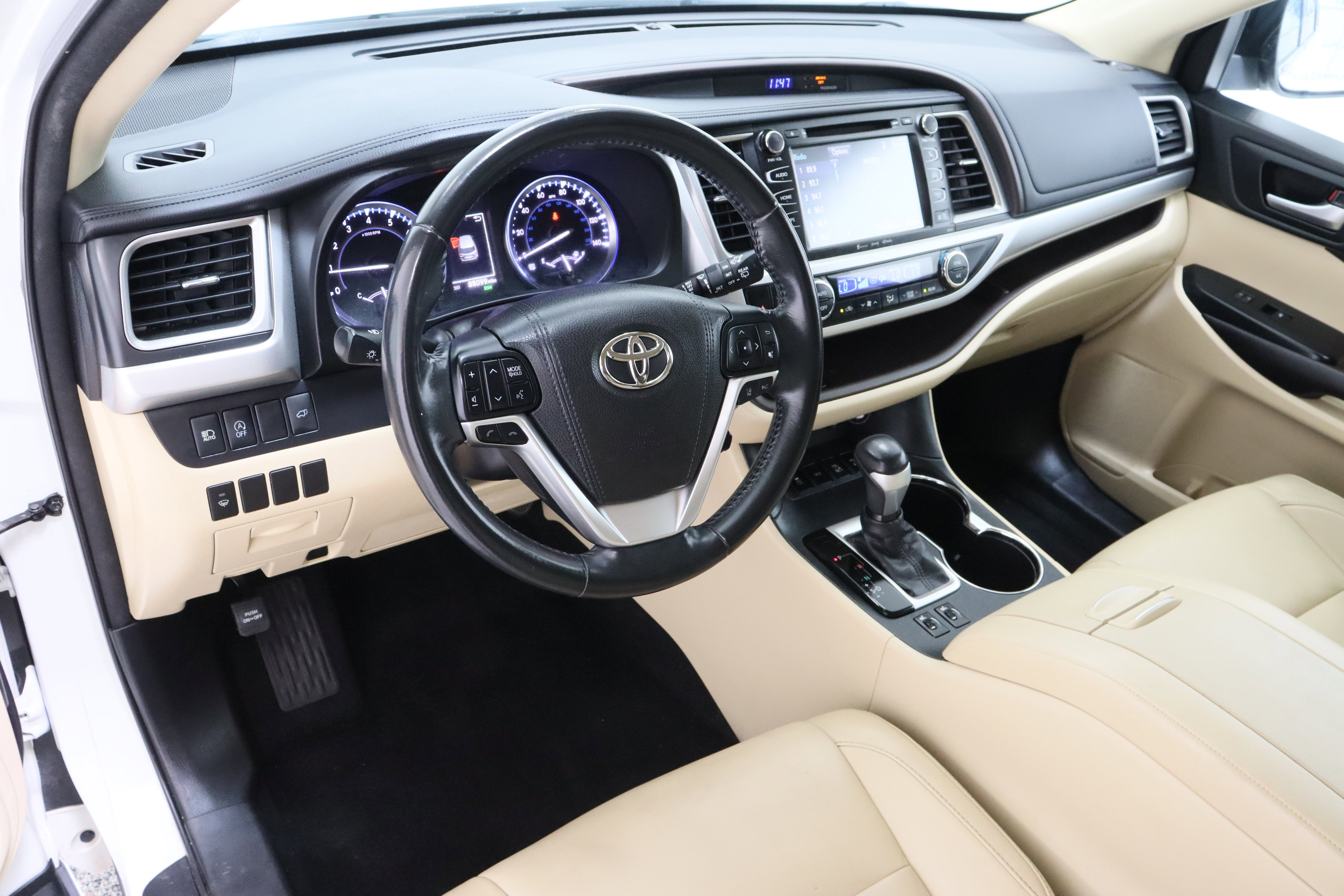 Used 2017 Toyota Highlander XLE AWD/4WD image 13