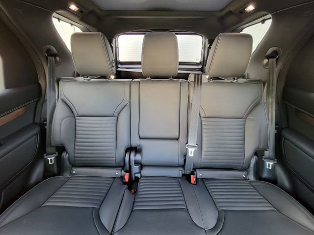Used 2025 Land Rover Discovery Dynamic SE AWD/4WD image 24