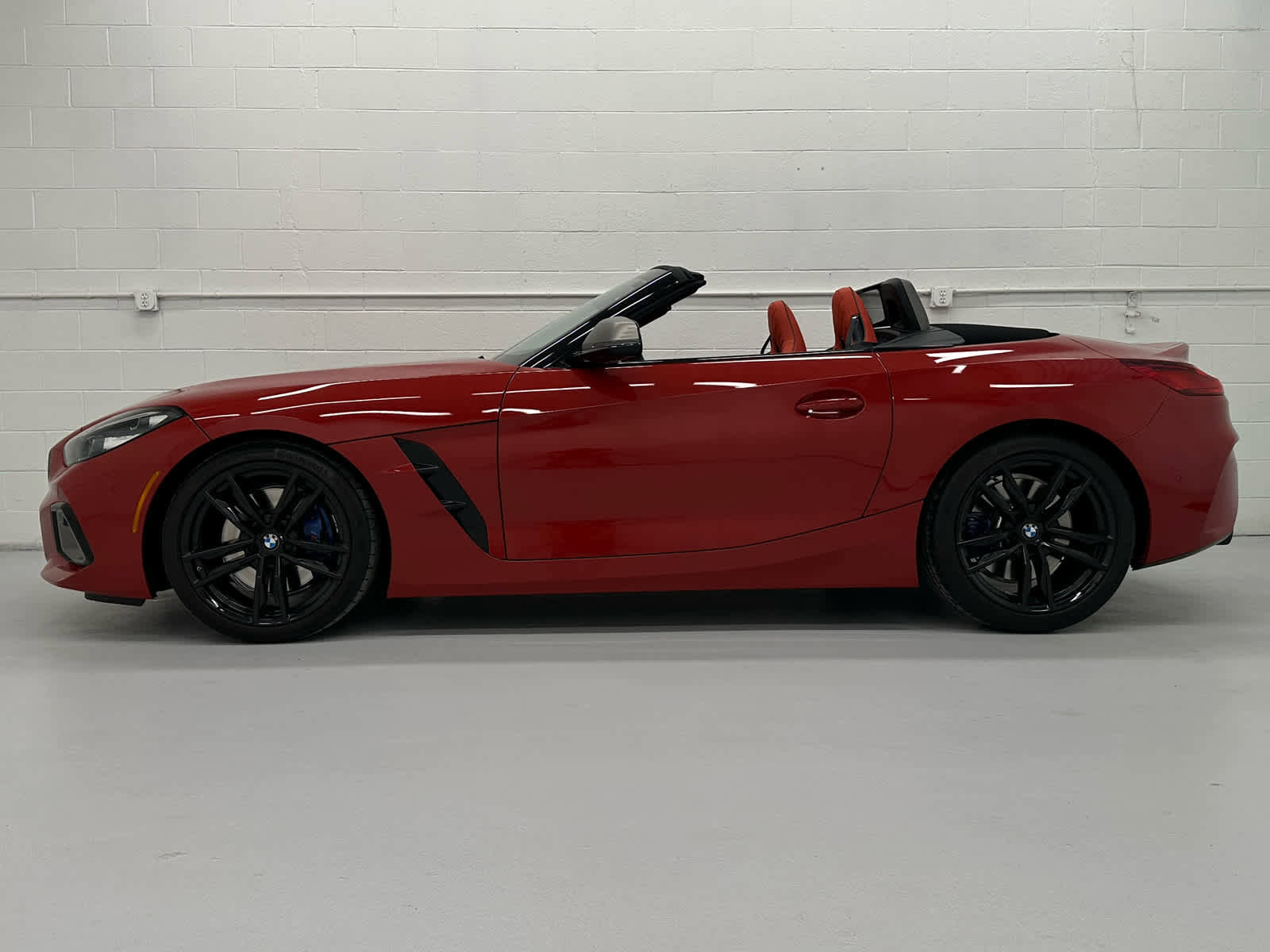 Used 2024 BMW Z4 M40i w/ Premium Package image 2
