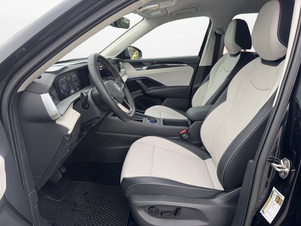 Certified 2025 Volkswagen Tiguan SE image 11