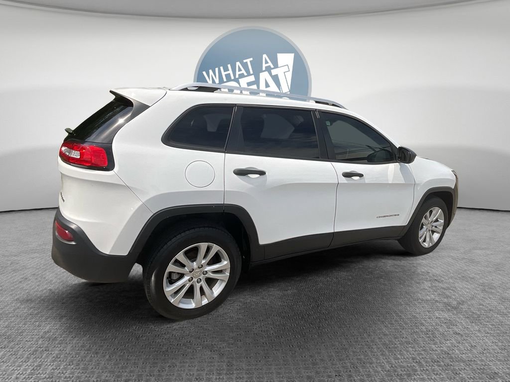 Used 2015 Jeep Cherokee Sport FWD image 3