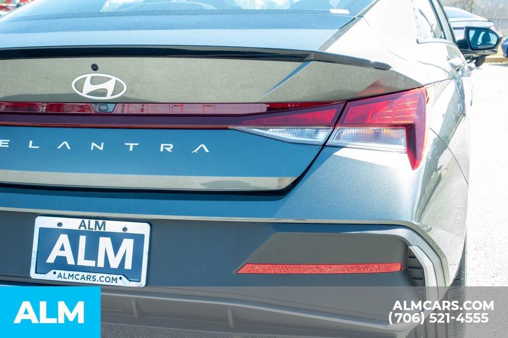 Used 2025 Hyundai Elantra Sport FWD image 11