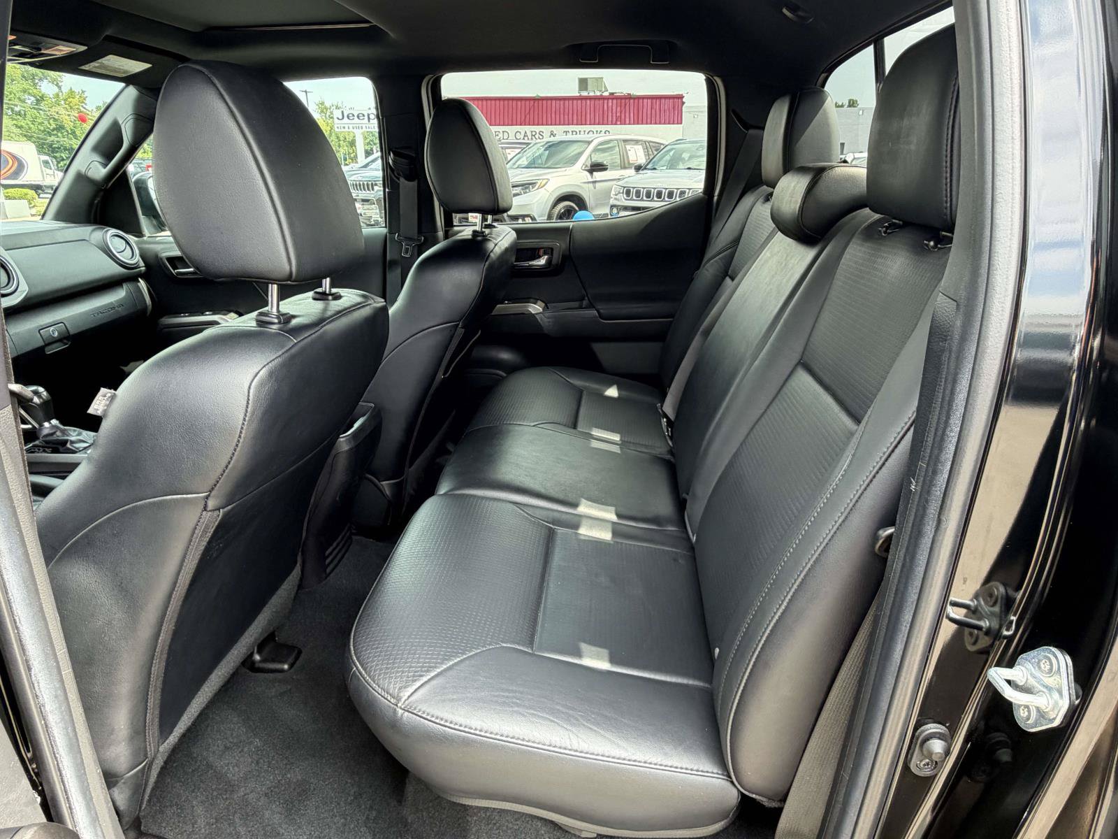 Used 2022 Toyota Tacoma TRD Off-Road w/ TRD Premium Off Road Package AWD/4WD image 29