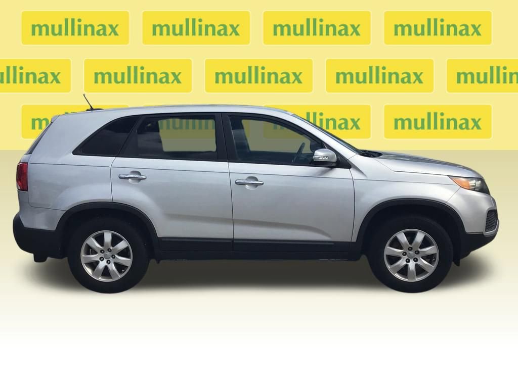 Used 2013 Kia Sorento LX w/ Third Row Pkg image 2
