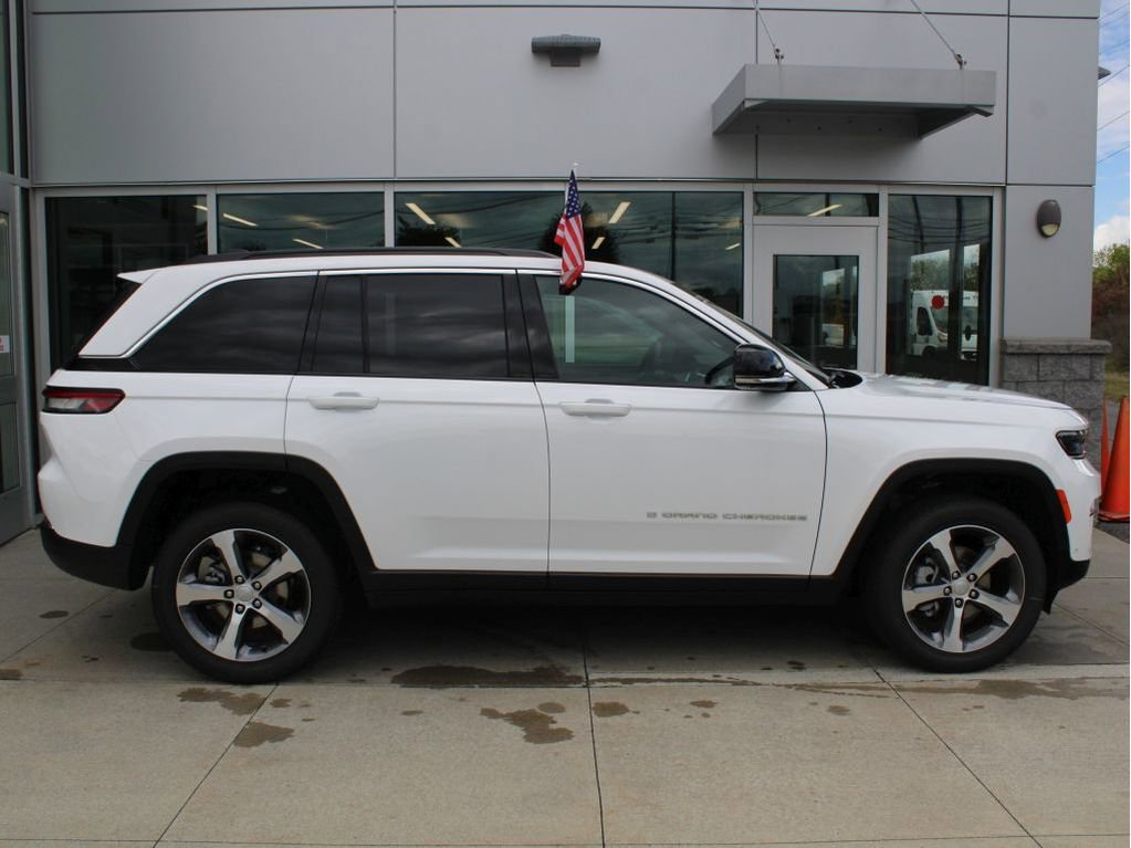 New 2025 Jeep Grand Cherokee Limited w/ Luxury Tech Group II image 4