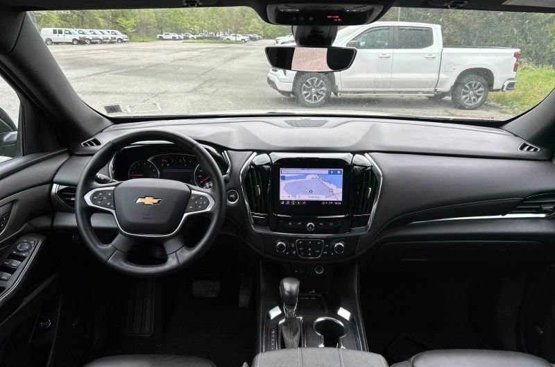 Used 2023 Chevrolet Traverse LT w/ LT Premium Package AWD/4WD image 5