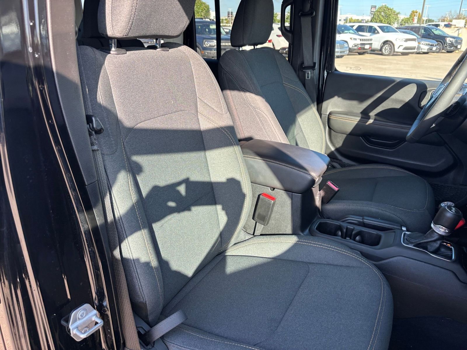 Used 2025 Jeep Wrangler Sahara image 35