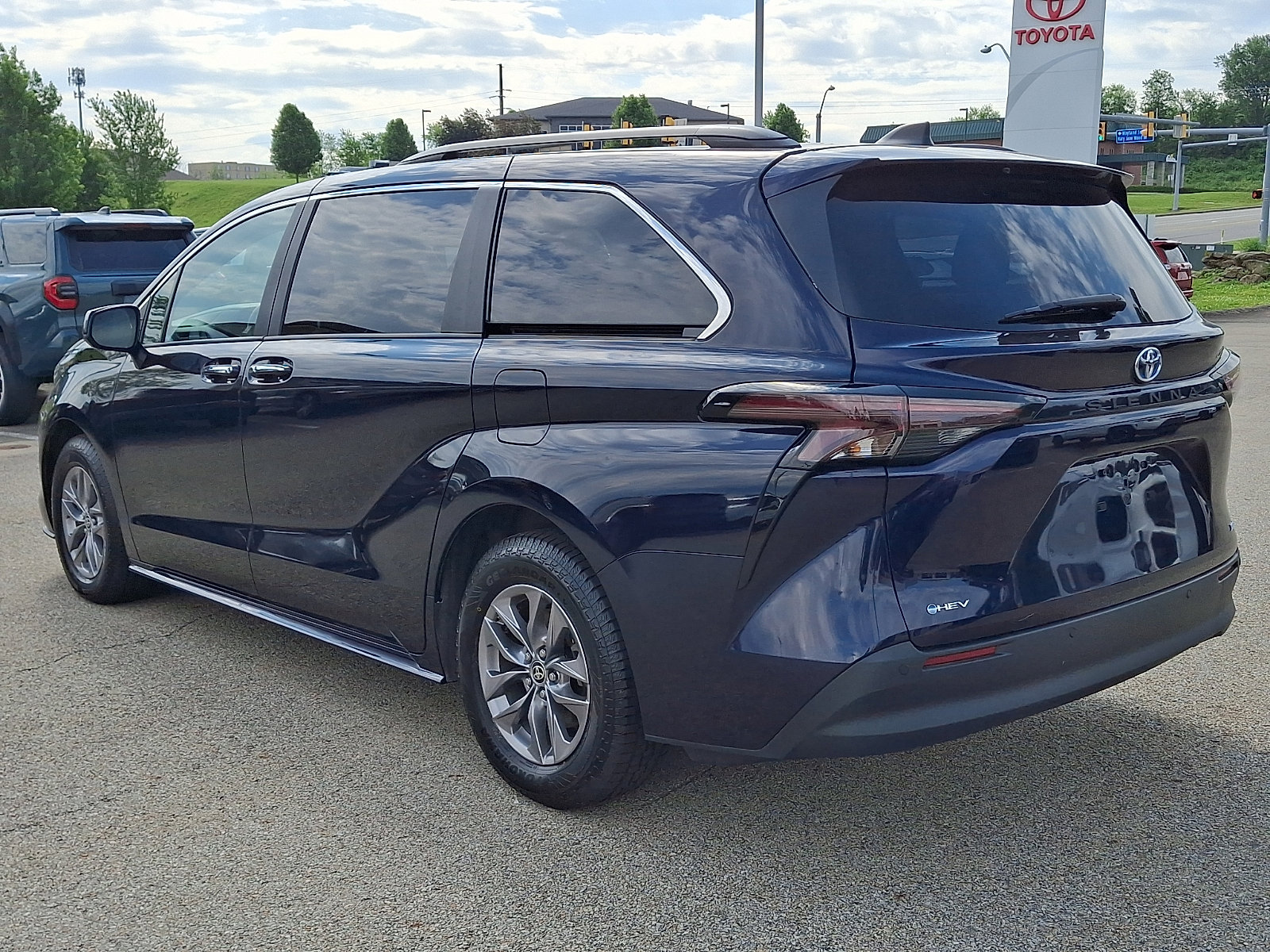 Certified 2025 Toyota Sienna XLE FWD image 4