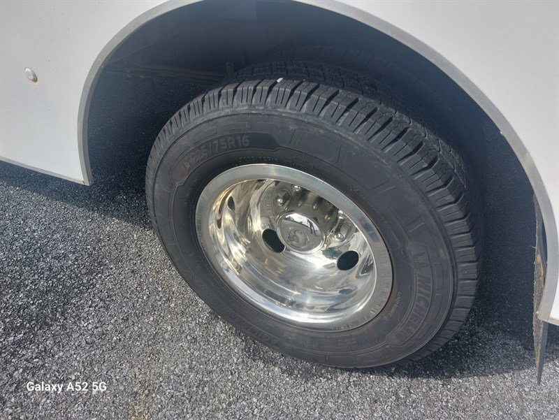 Used 2017 Chevrolet Express 4500 image 12