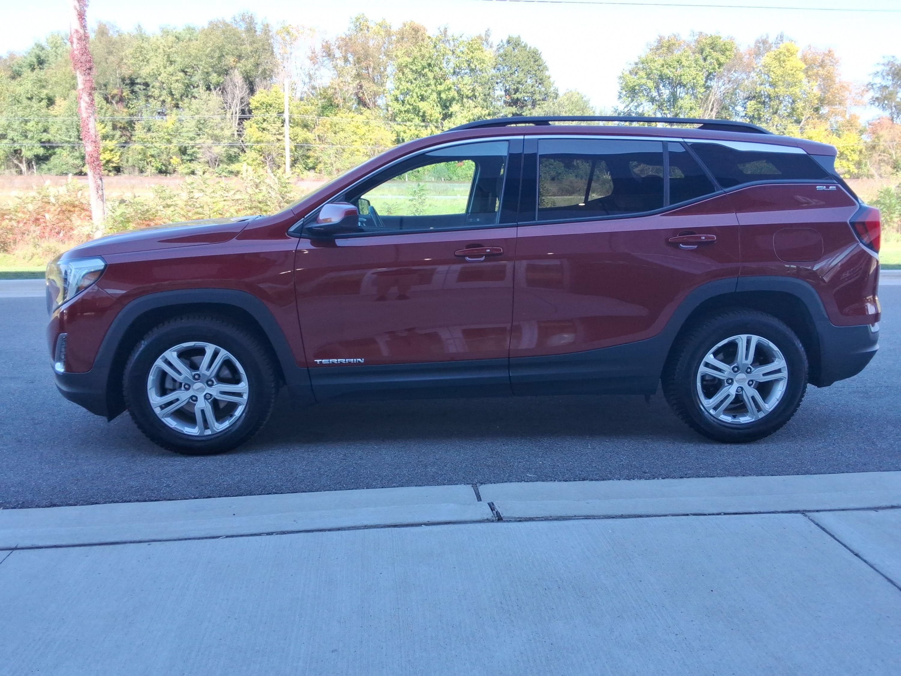 Used 2019 GMC Terrain SLE w/ Driver Convenience Package FWD image 9