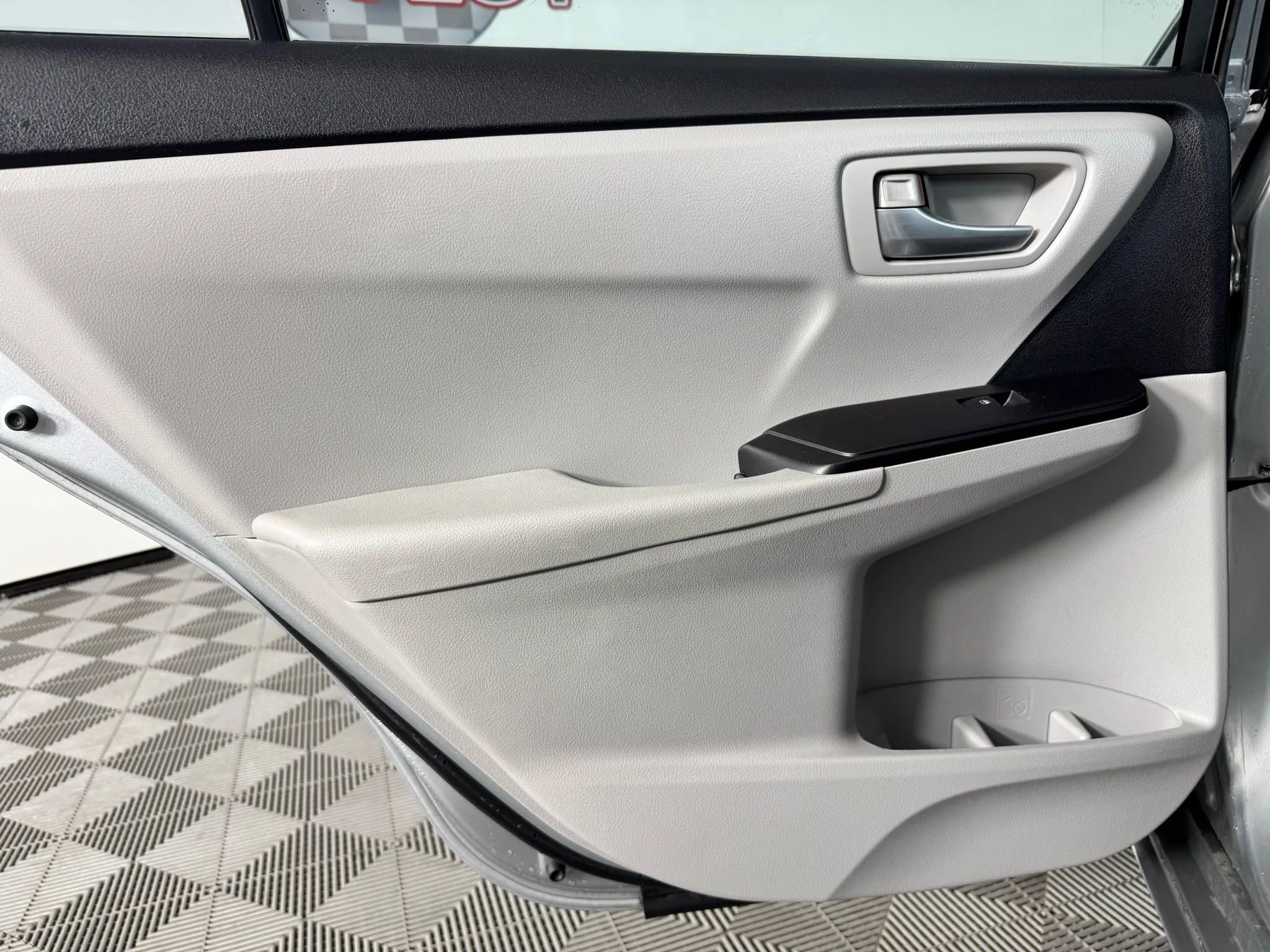 Used 2017 Toyota Camry SE image 37