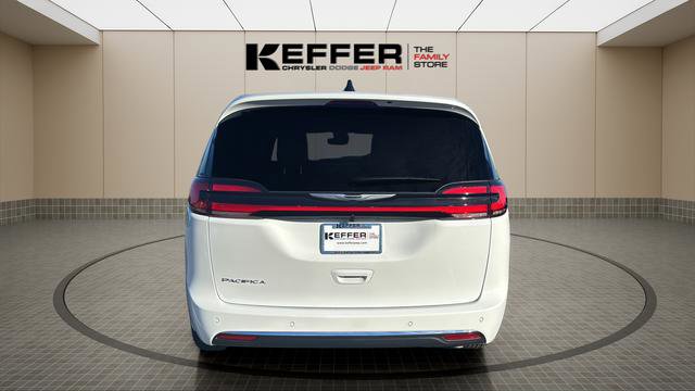 New 2026 Chrysler Pacifica Select image 4