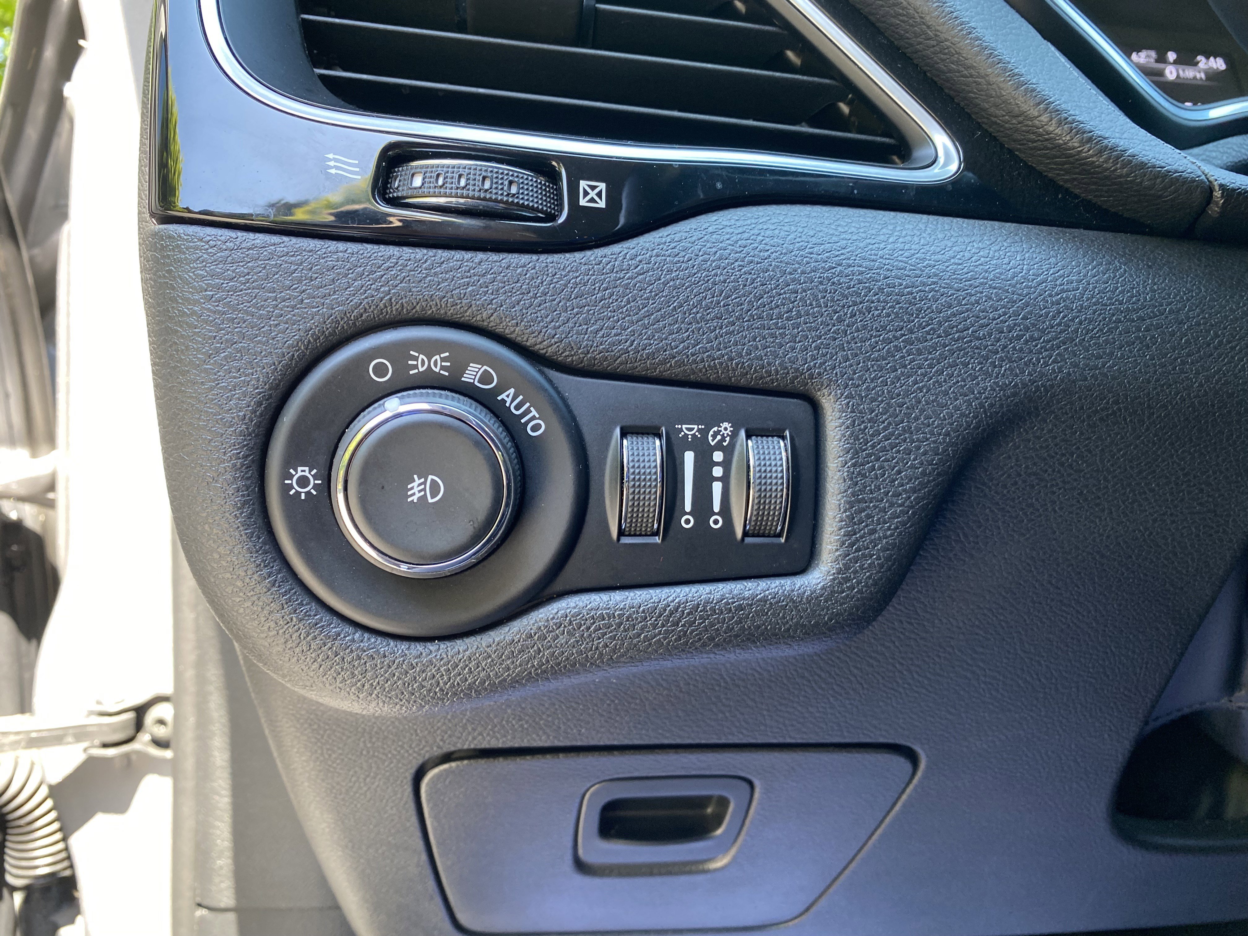 Used 2019 Jeep Cherokee Latitude Plus image 18