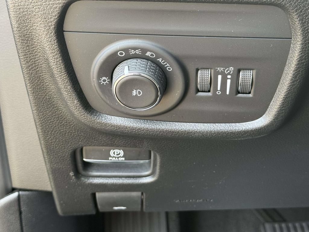Used 2021 Jeep Grand Cherokee L Limited AWD/4WD image 24