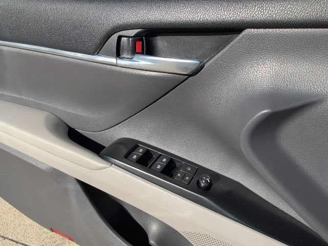 Used 2020 Toyota Camry LE image 14