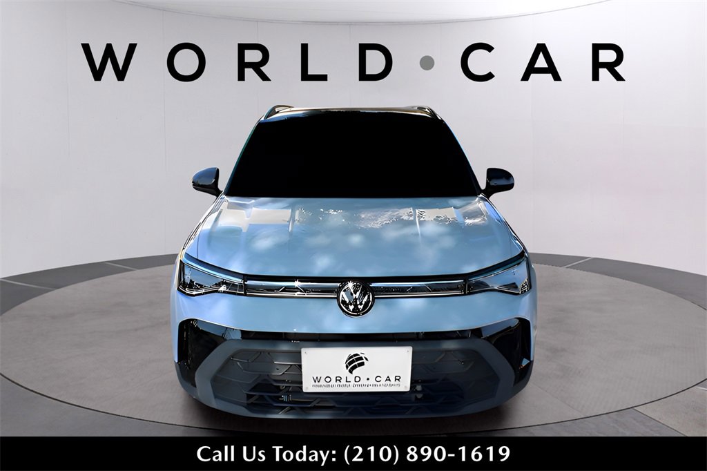 Used 2025 Volkswagen Taos SE image 2
