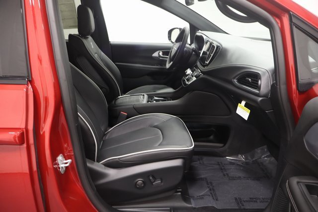 New 2026 Chrysler Pacifica Limited image 14