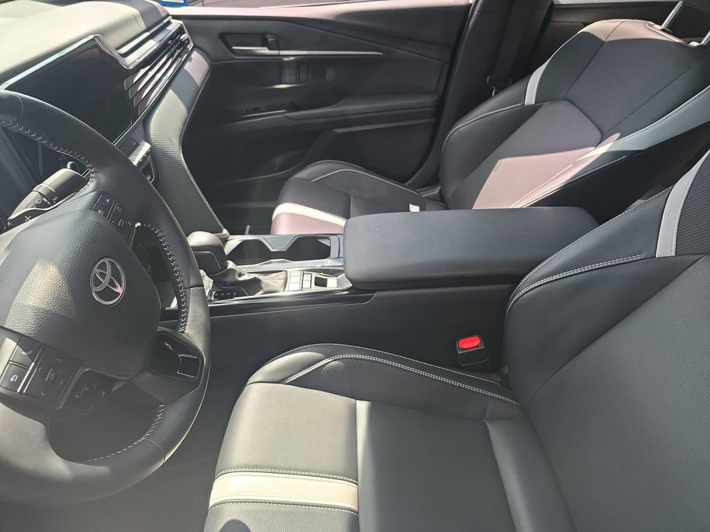 Used 2025 Toyota Camry SE w/ Convenience Package image 12