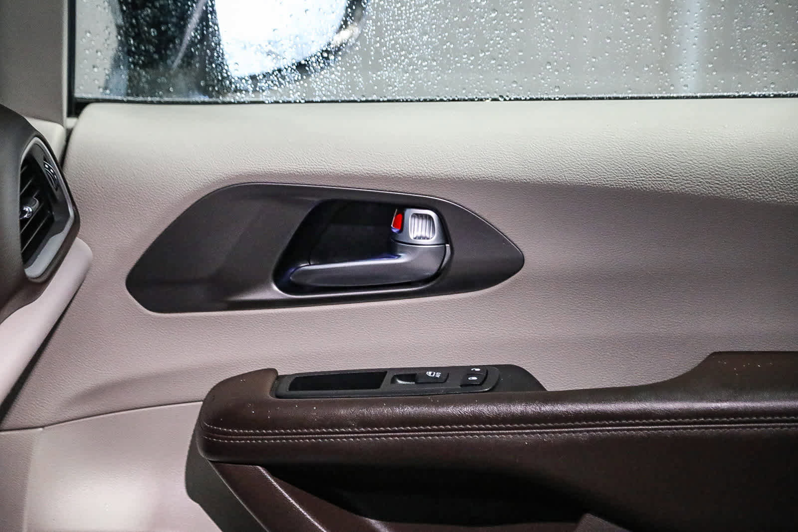 Used 2019 Chrysler Pacifica Touring image 18