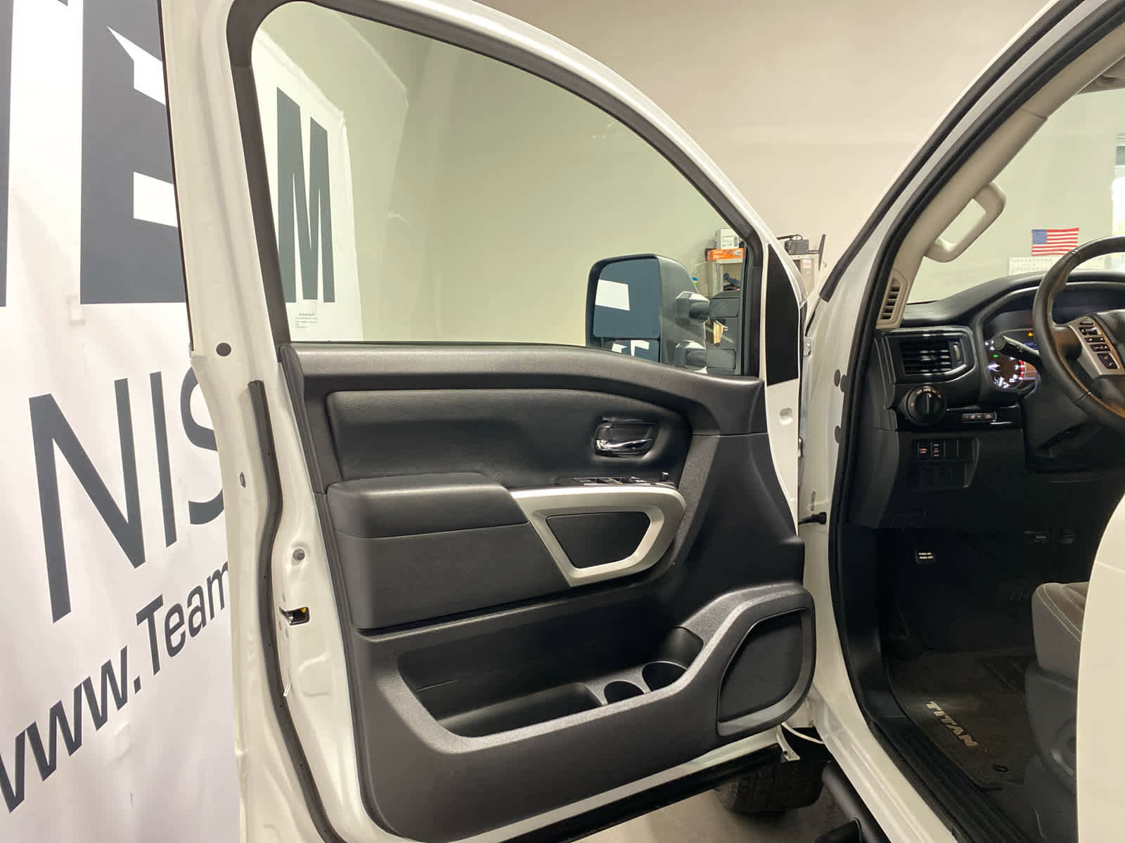 Used 2024 Nissan Titan SV w/ SV Convenience Package image 9