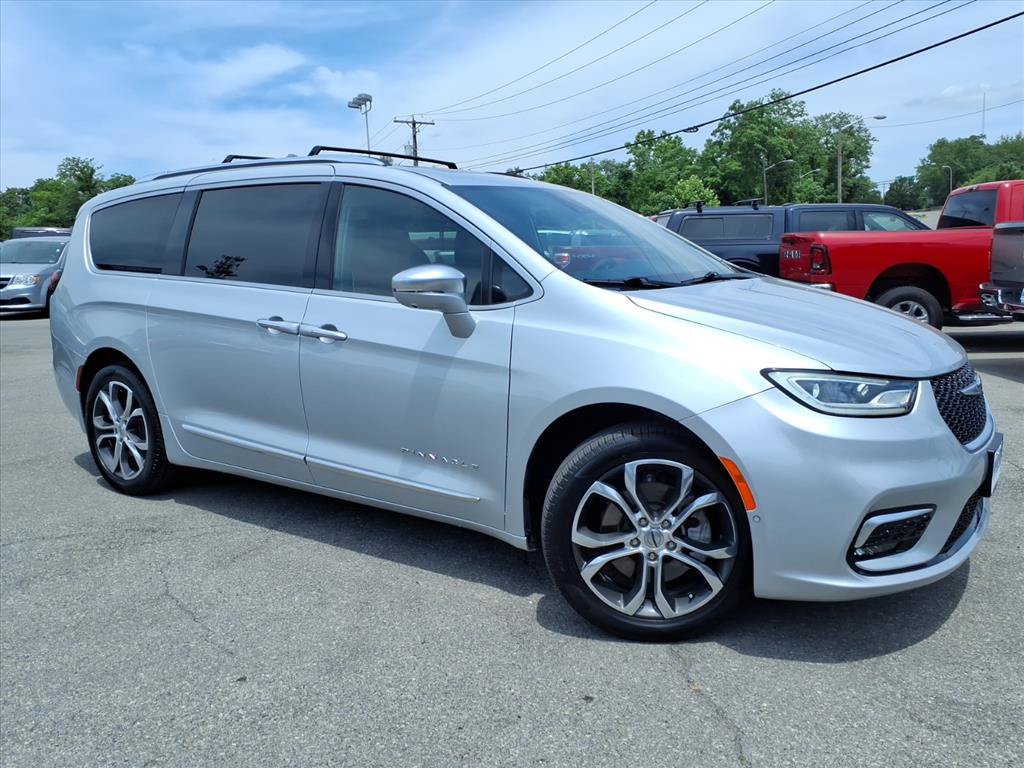 Used 2024 Chrysler Pacifica Pinnacle w/ Trailer Tow Group AWD/4WD image 2