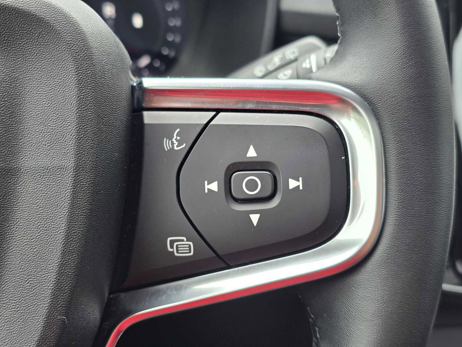 Certified 2025 Volvo XC40 B5 Plus AWD/4WD image 33