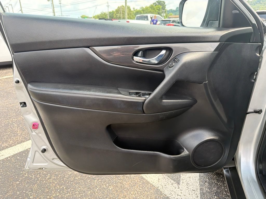 Used 2018 Nissan Rogue SV FWD image 13