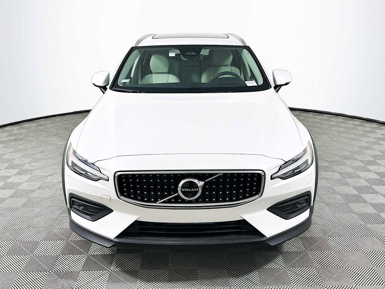 Used 2025 Volvo V60 B5 Cross Country Ultra w/ Climate Package image 2