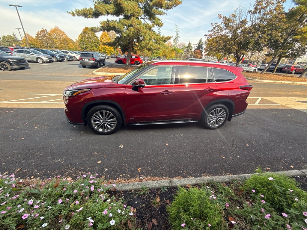 Used 2025 Toyota Highlander Platinum AWD/4WD image 10