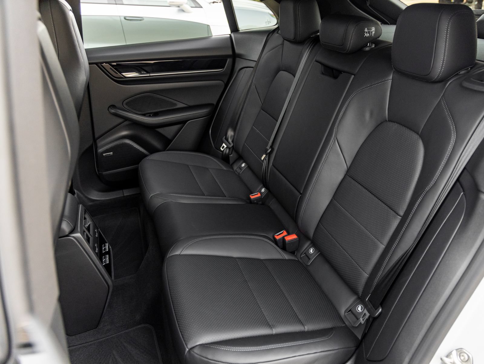 Certified 2026 Porsche Macan 4 Electric AWD/4WD image 33