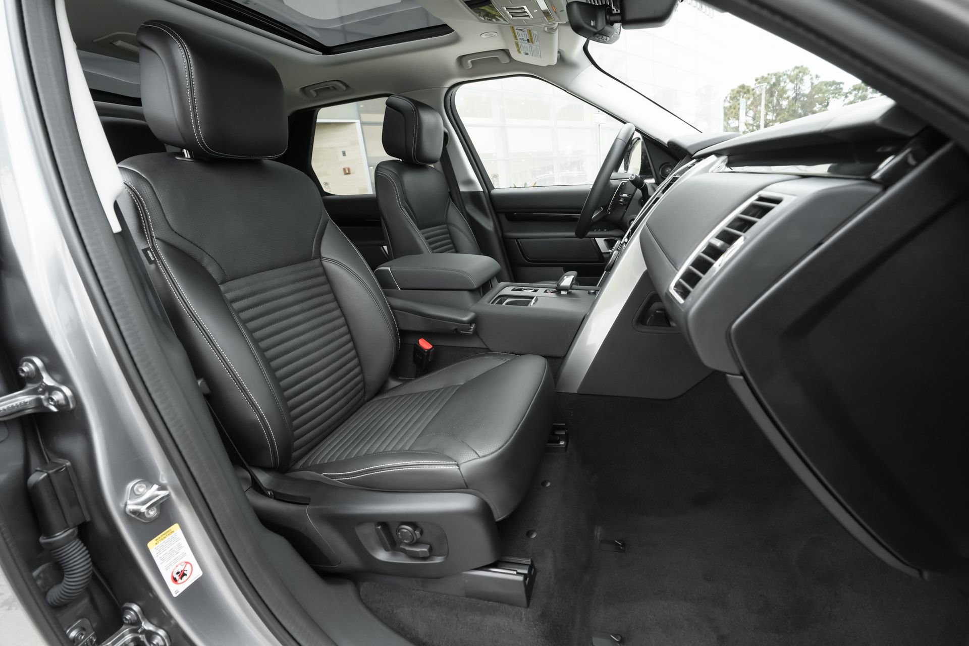 Used 2024 Land Rover Discovery S image 40