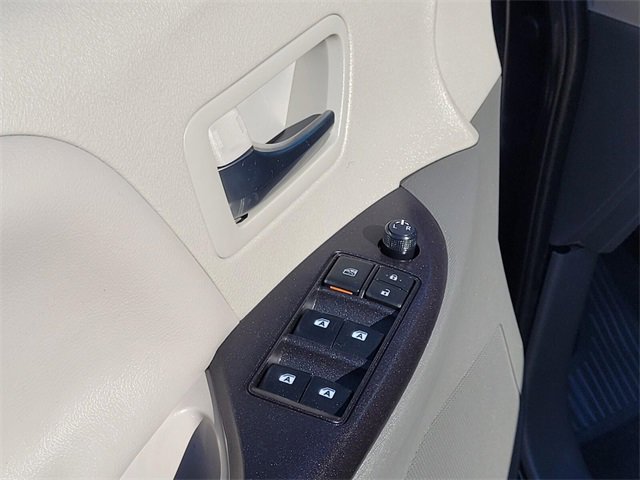 Used 2020 Toyota Sienna LE w/ LE Preferred Package image 17