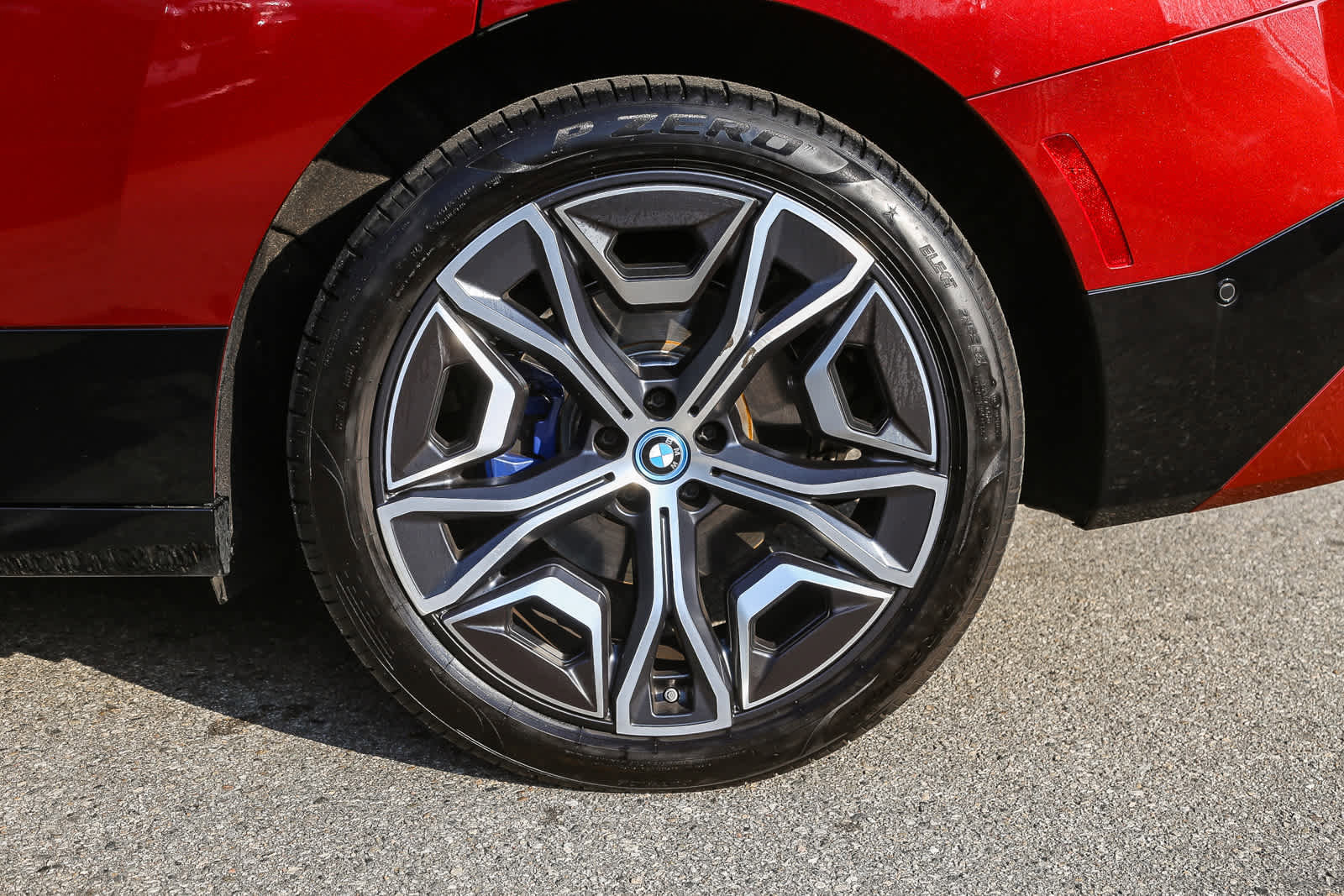 Used 2025 BMW iX xDrive50 w/ Sport Package image 8