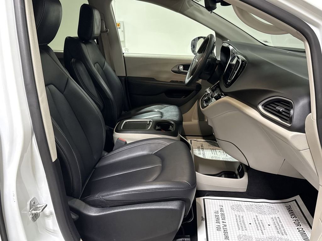 Used 2024 Chrysler Pacifica Touring-L image 21