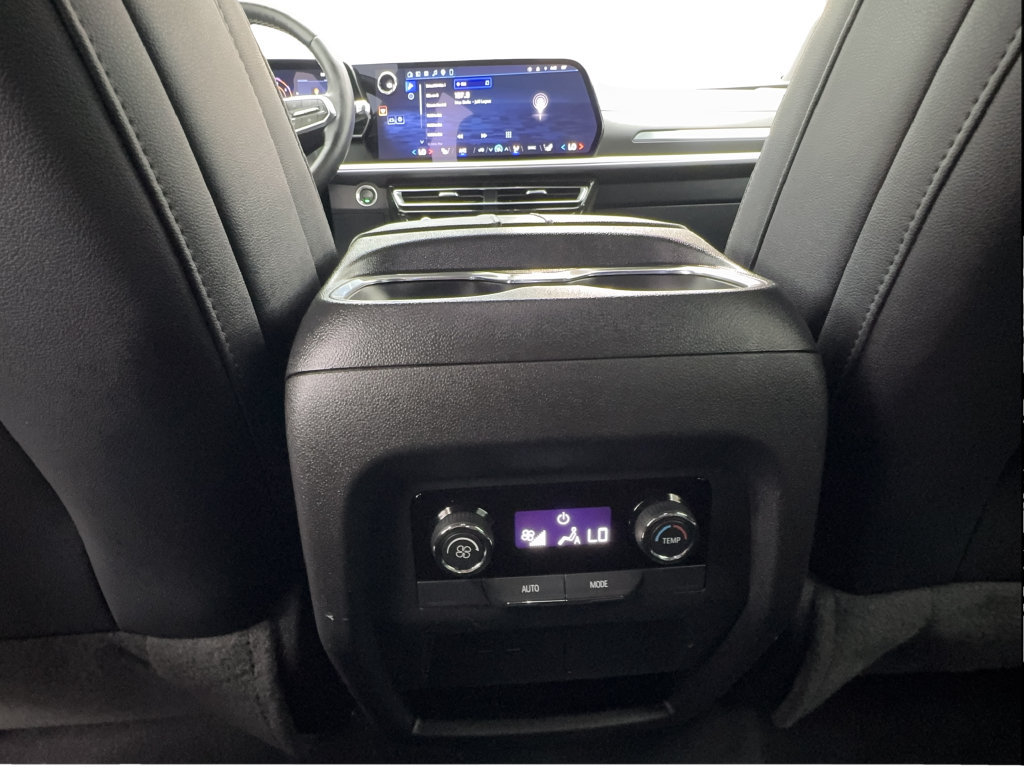 Used 2025 Chevrolet Traverse LT AWD/4WD image 42