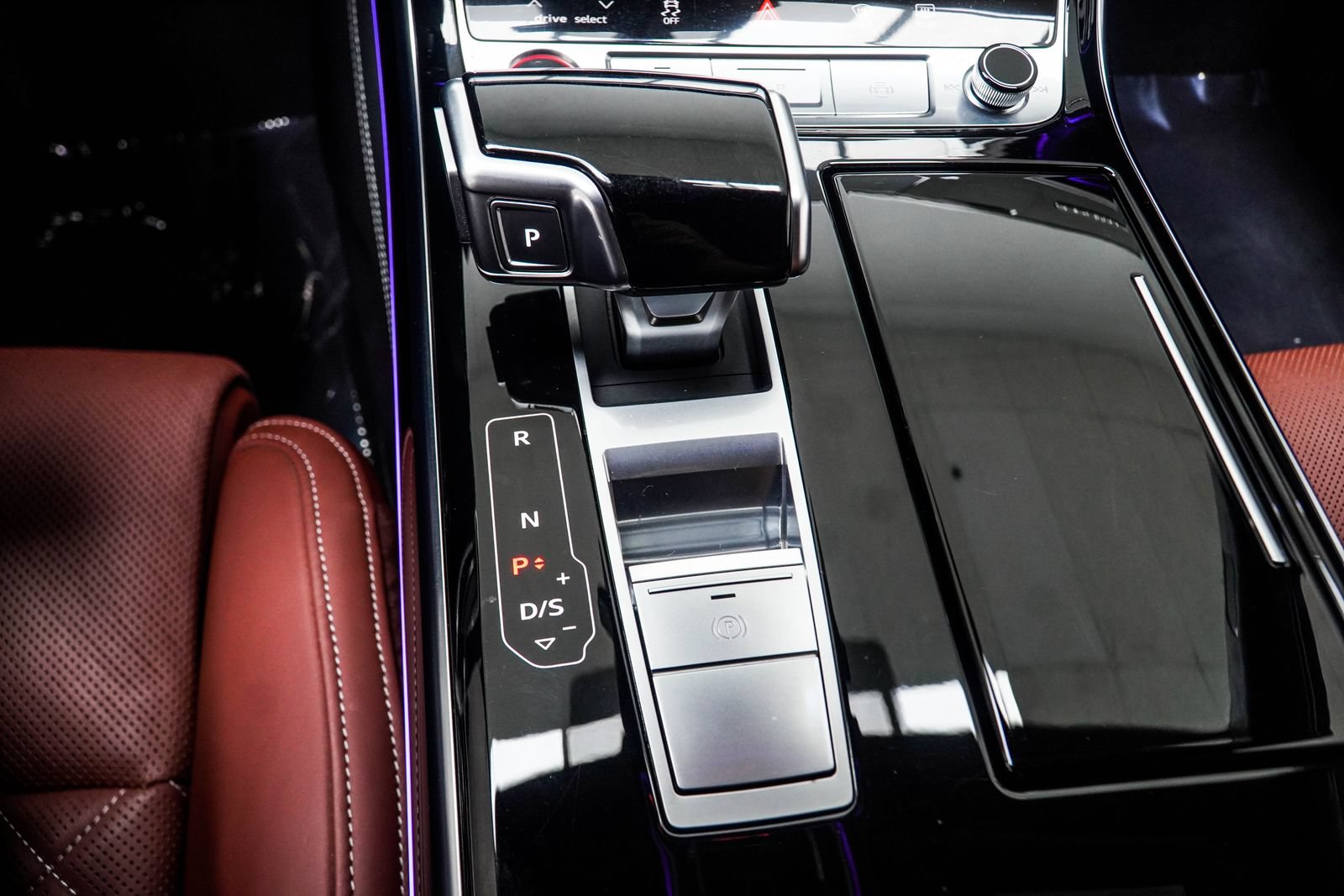 Used 2024 Audi S8 w/ S8 Comfort Plus Package AWD/4WD image 29