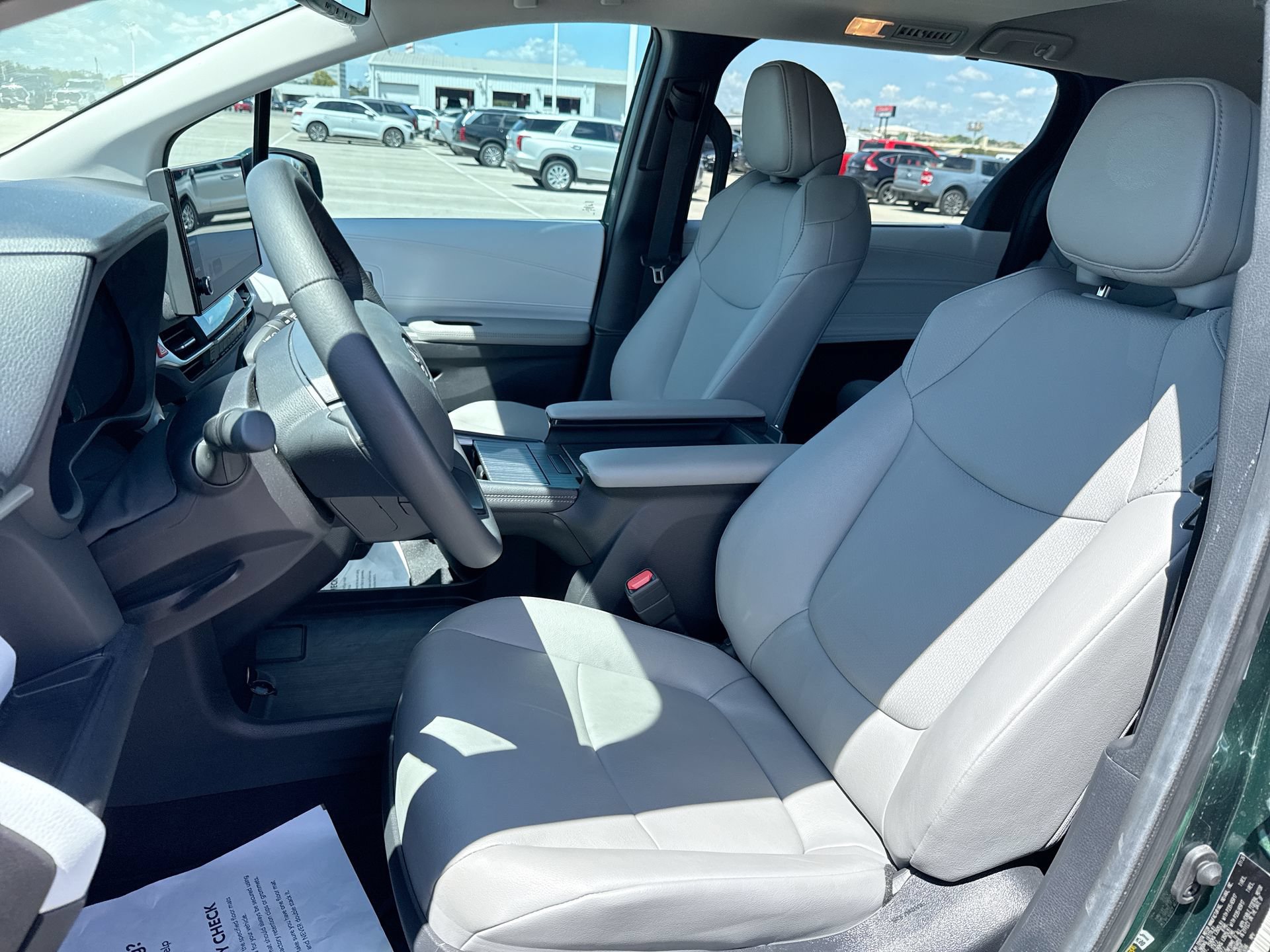 Used 2026 Toyota Sienna XLE FWD image 13