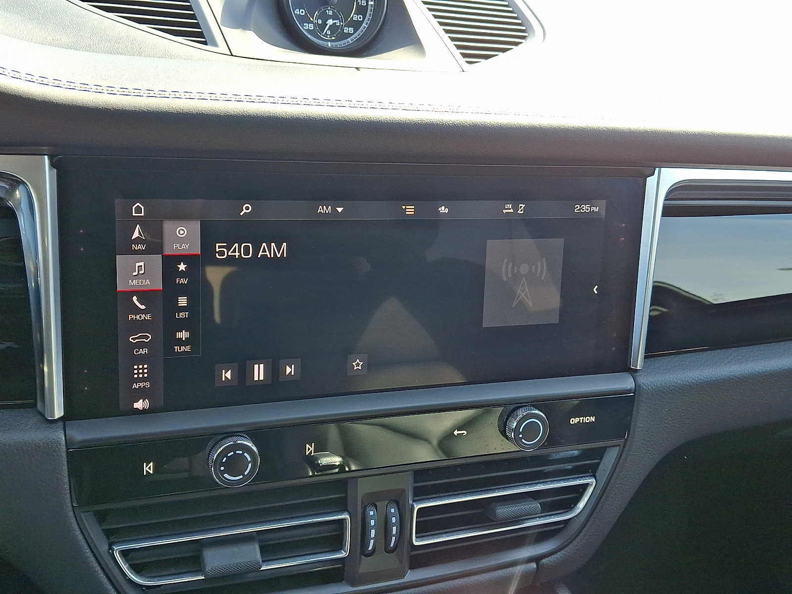 Used 2024 Porsche Macan Turbo image 25