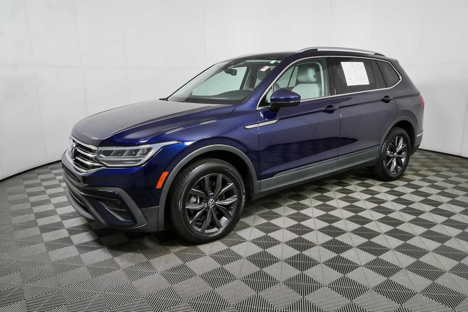 Certified 2023 Volkswagen Tiguan SE w/ Panoramic Sunroof Package FWD image 29