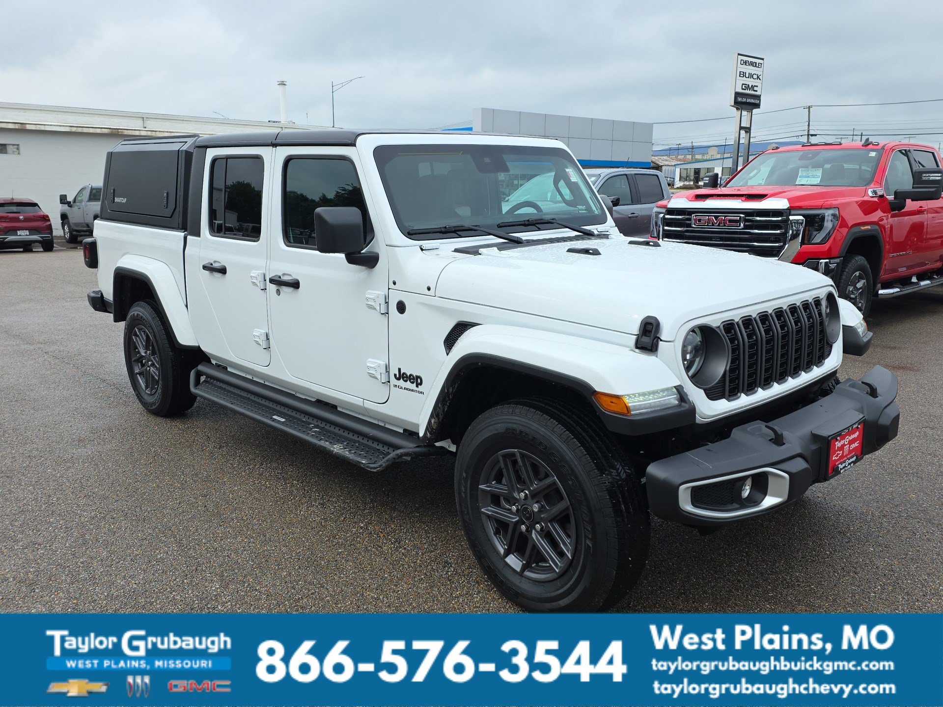 Used 2025 Jeep Gladiator Sport AWD/4WD image 2