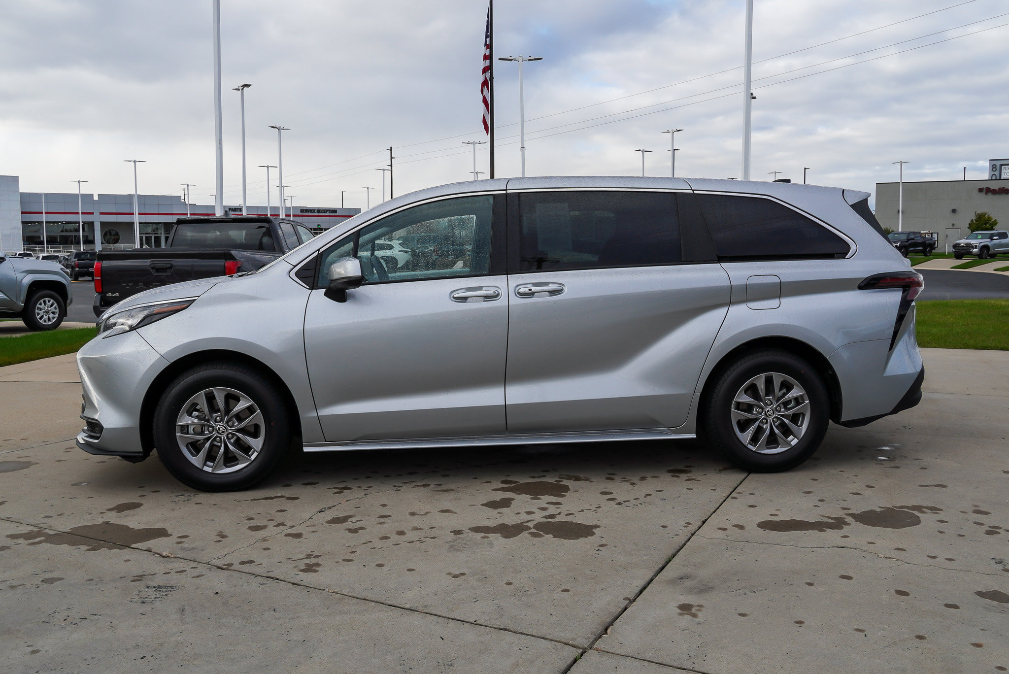 Certified 2025 Toyota Sienna LE AWD/4WD image 5