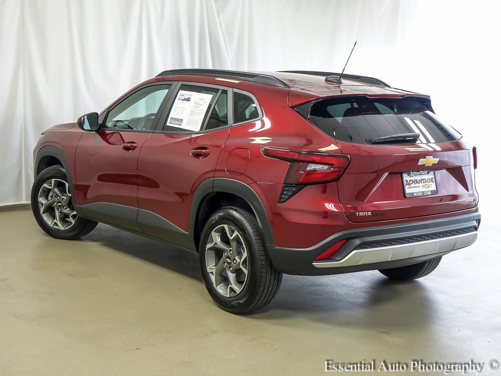 Used 2025 Chevrolet Trax LT w/ Driver Confidence Package FWD image 8